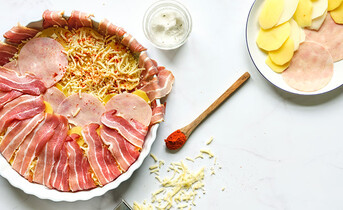 Mala recpet Obložen krompir, pečen u rerni sa slaninom, šunkom i sirom