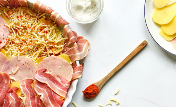 Velike recepti Oblozen krompir pecen v pecici s slanino sunko in sirom3